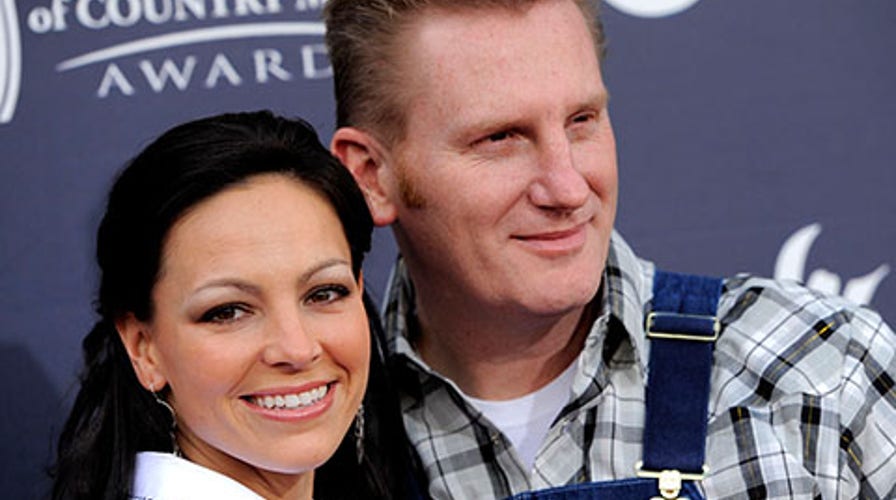 Rory Feek brings in-laws to CMA Awards