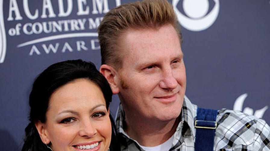 Rory Feek brings in-laws to CMA Awards