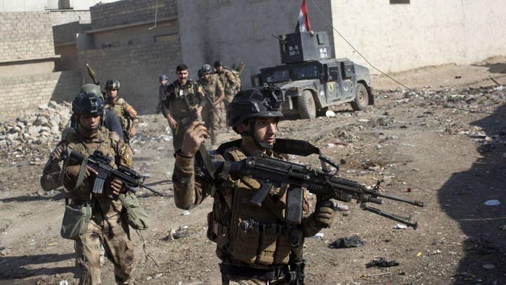 Iraqi troops move through eastern neighborhoods of Mosul