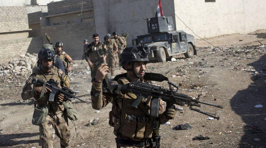 Iraqi troops move through eastern neighborhoods of Mosul