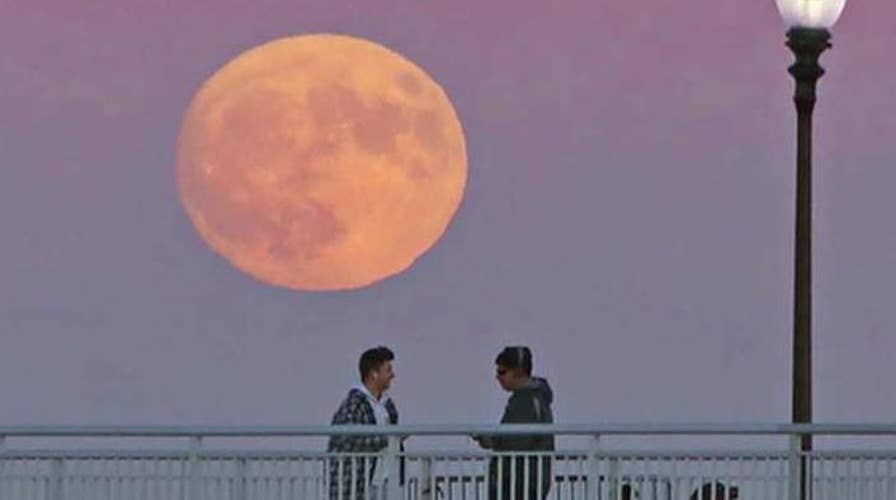 Rare supermoon stuns the country