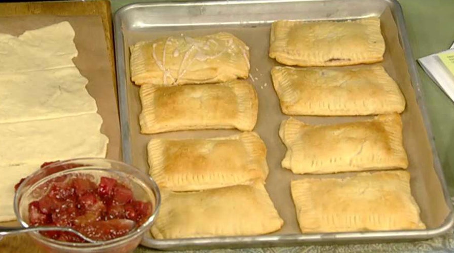 Cooking with 'Friends': Jennie Garth's strawberry pocket pie