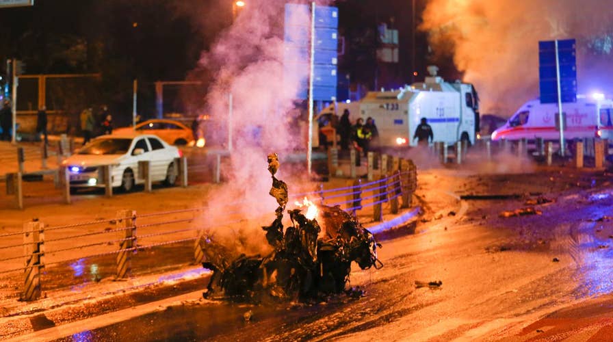 Explosions injure police officers in Istanbul