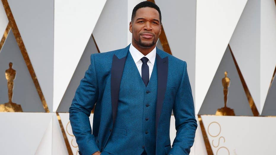 Michael Strahan Absent From Gma After Losing Part Of His Finger Fox News 