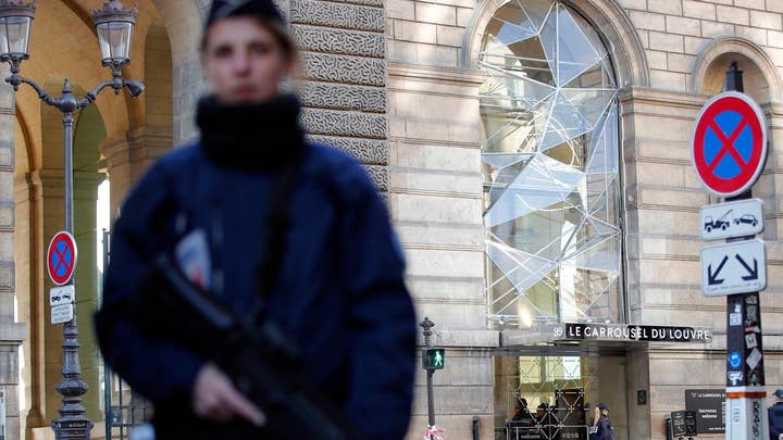 French soldier stops attack at the Louvre