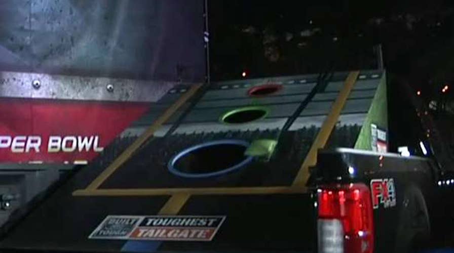 'Cornhole' faceoff: Tiki Barber vs. Tim Brown