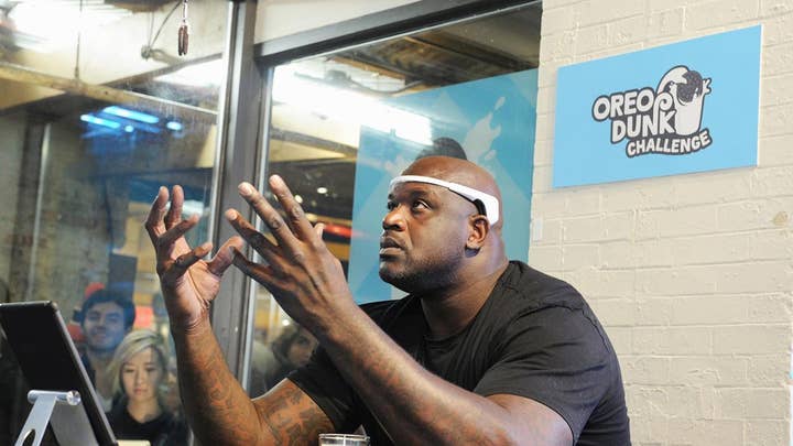 Shaq masters the art of hands-free dunking