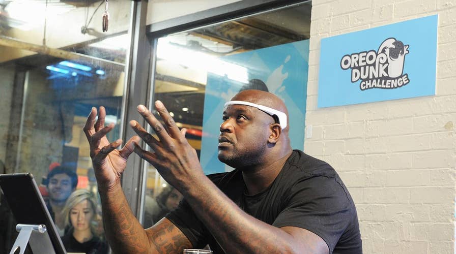 Shaq masters the art of hands-free dunking
