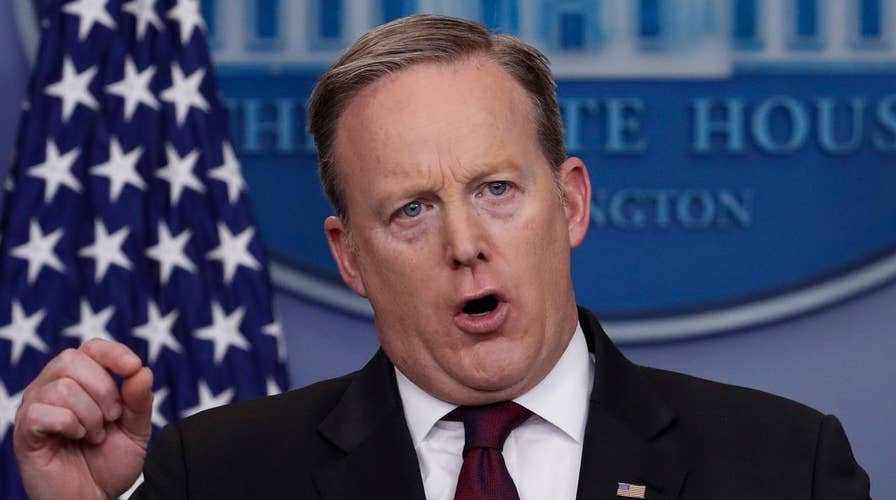 Sean Spicer checked staffer cellphones in search for leaks
