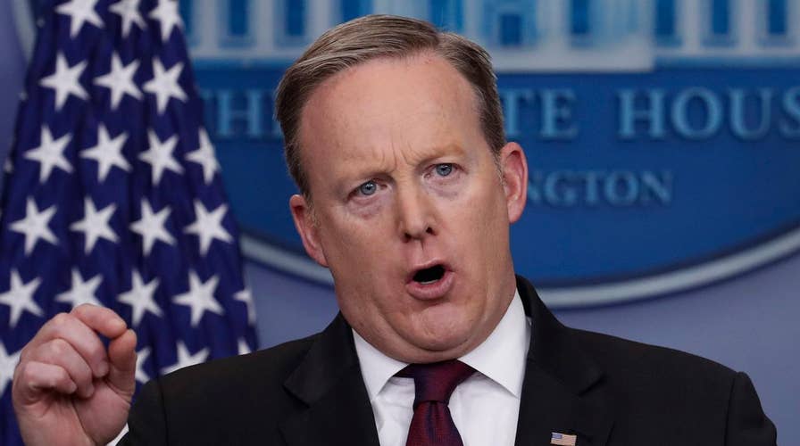 Sean Spicer checked staffer cellphones in search for leaks