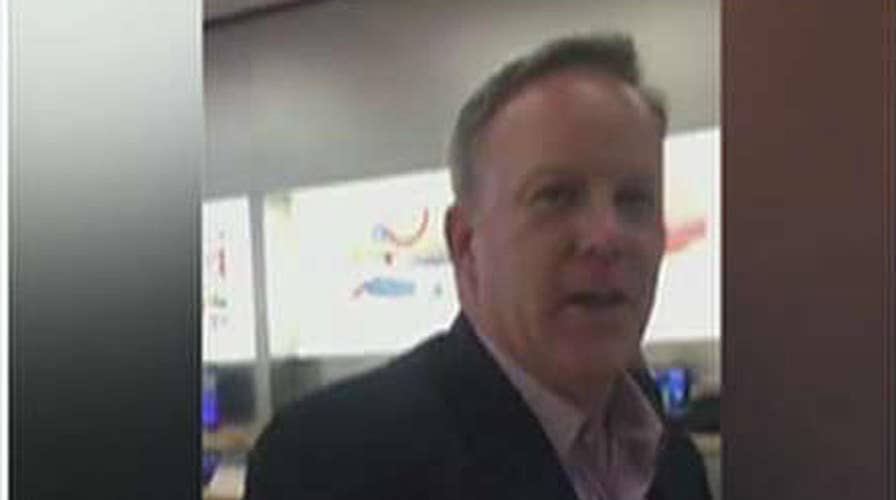 Press Secretary Sean Spicer confronted at an Apple Store