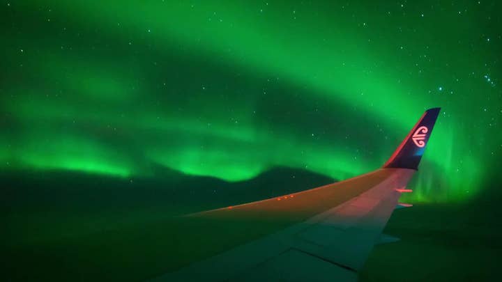 Stunning Southern Lights provides in-flight entertainment