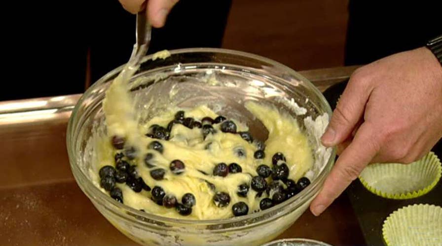 Cooking with 'Friends': Sandra Lee's spring baking