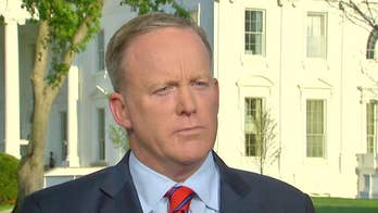 Spicer apologizes for Hitler comments