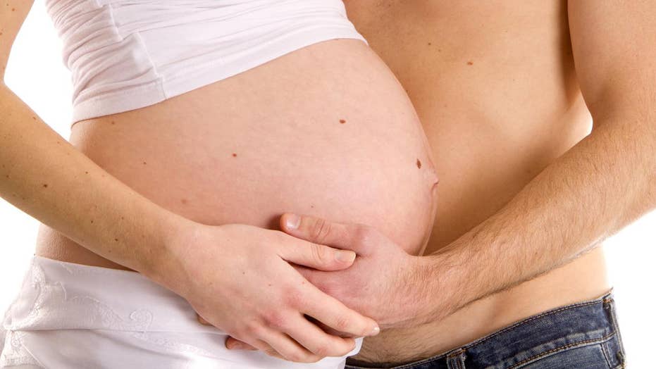 2 điều kiện, 3 lưu ý và nắm rõ 3 KHÔNG giúp bạn thoải mái "yêu" khi mang bầu