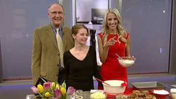 Cooking with 'Friends': Carley Shimkus' Apple Cake