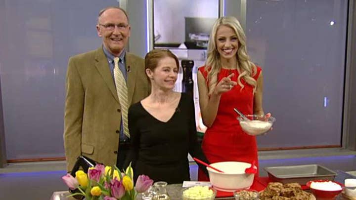 Cooking with 'Friends': Carley Shimkus' apple cake