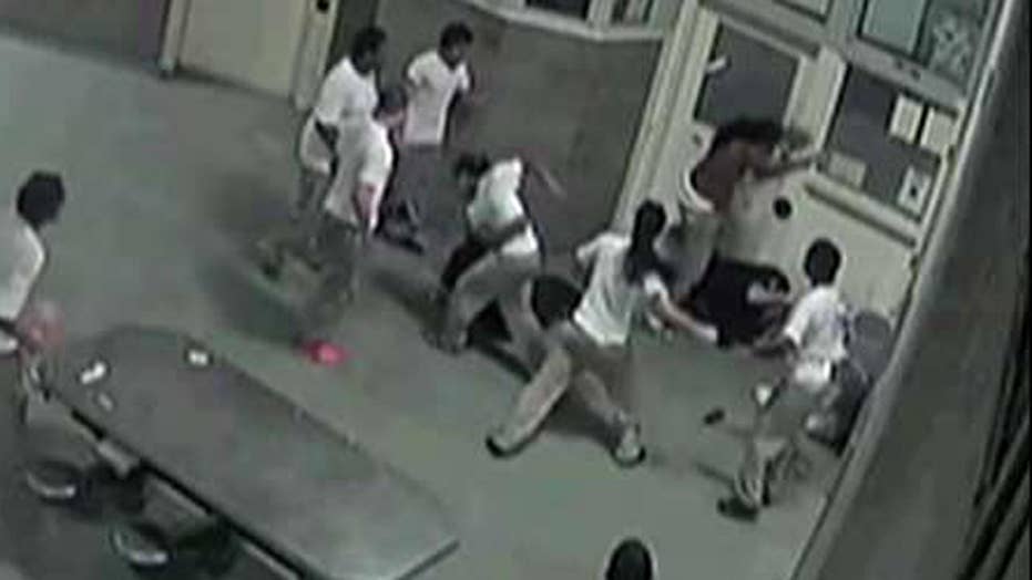 Illinois inmates attack correctional officers on video Fox News