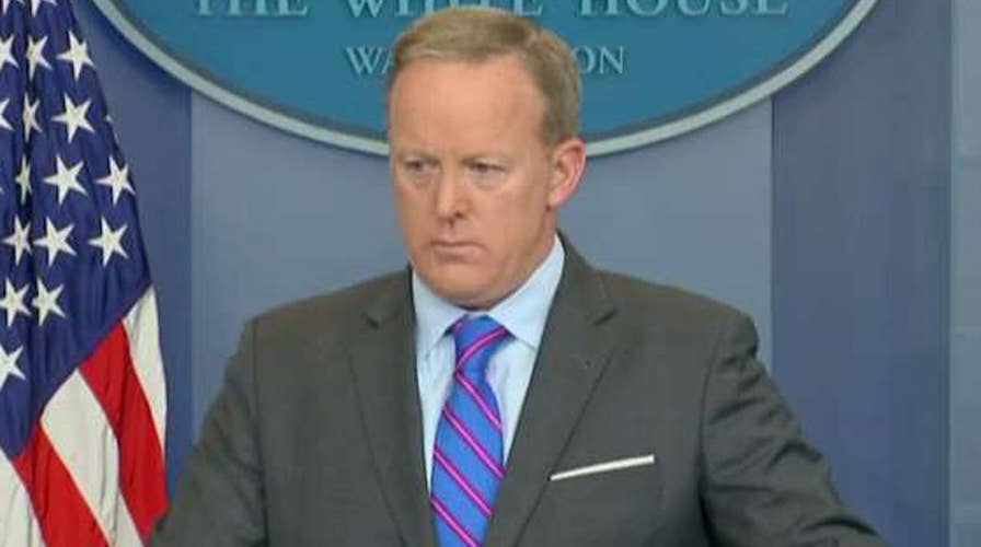 Spicer: Why didn't Obama suspend Flynn's security clearance?