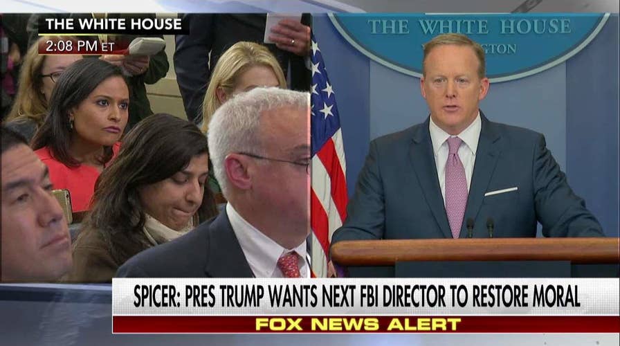 Spicer vs reporter on Clapper's comments