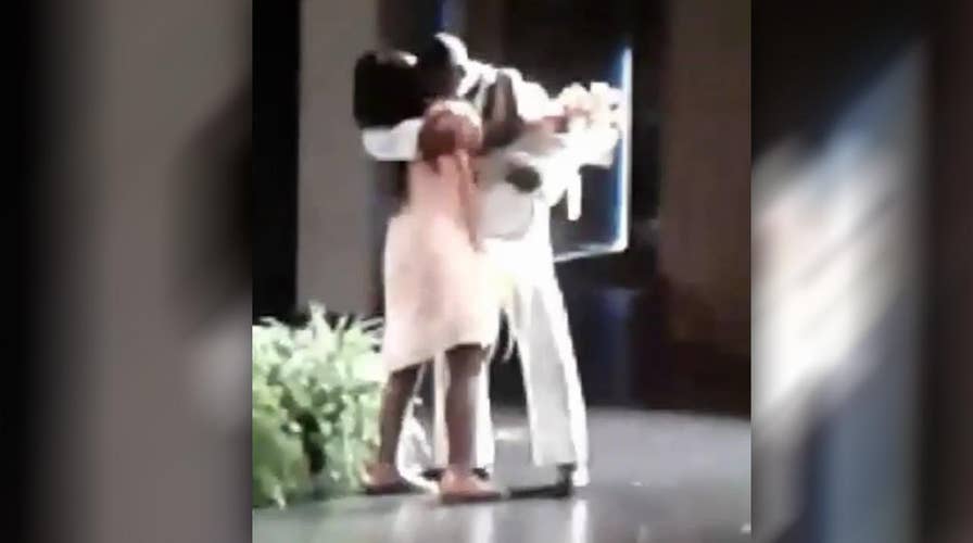 Navy dad surprises daughter at elementary school graduation