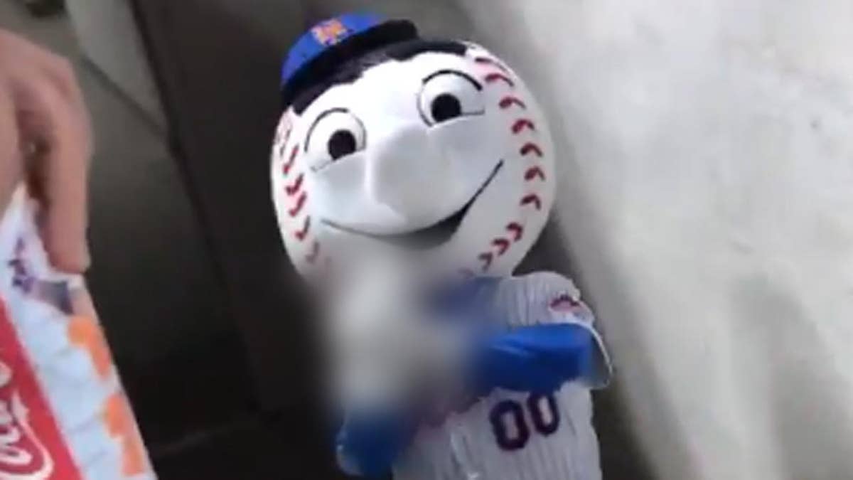 Mets' mascot flashes 'middle' finger at fan during loss