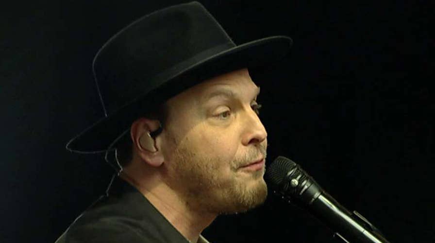 Gavin DeGraw performs 'Something Worth Saving'