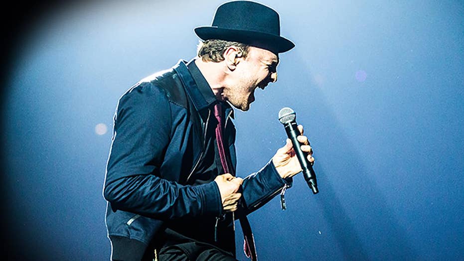 Gavin DeGraw shakes the stage of the American summer concert