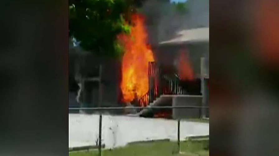 Car crashes into Florida apartment building