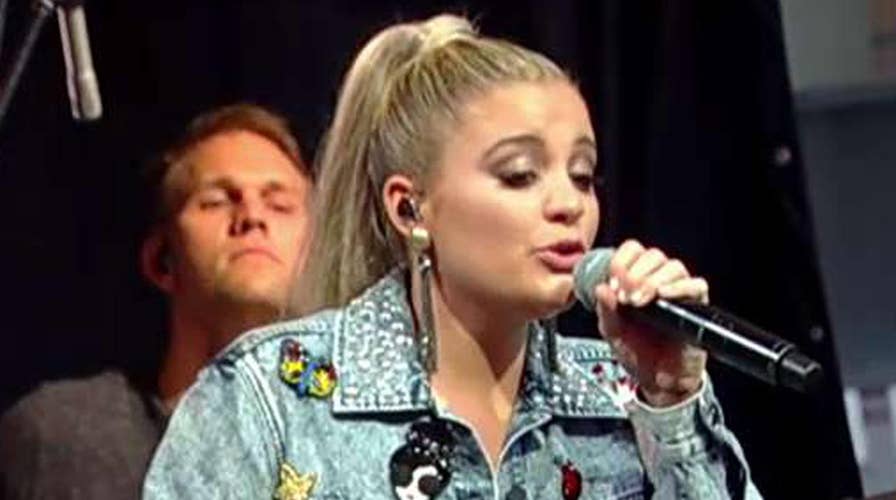 Lauren Alaina performs 'Doin' Fine'