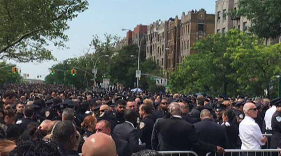 NYPD cops turn their backs on Mayor de Blasio