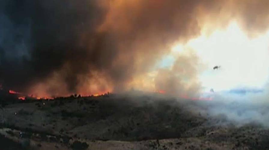 Wildfire forcing thousands to flee small town near Yosemite