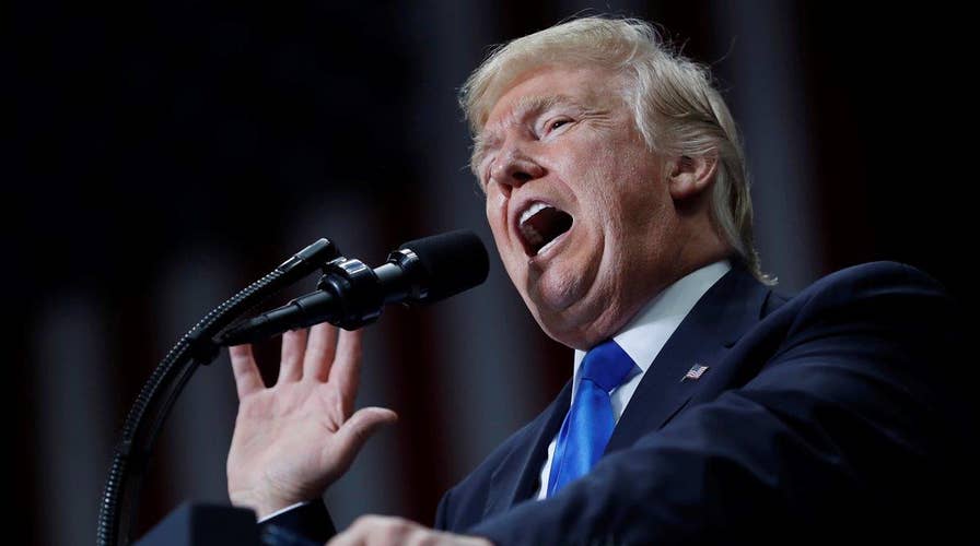 Trump rallies supporters amid Sessions rift