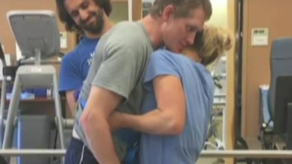 Navy SEAL embraces wife for first time since tragic accident Fox News