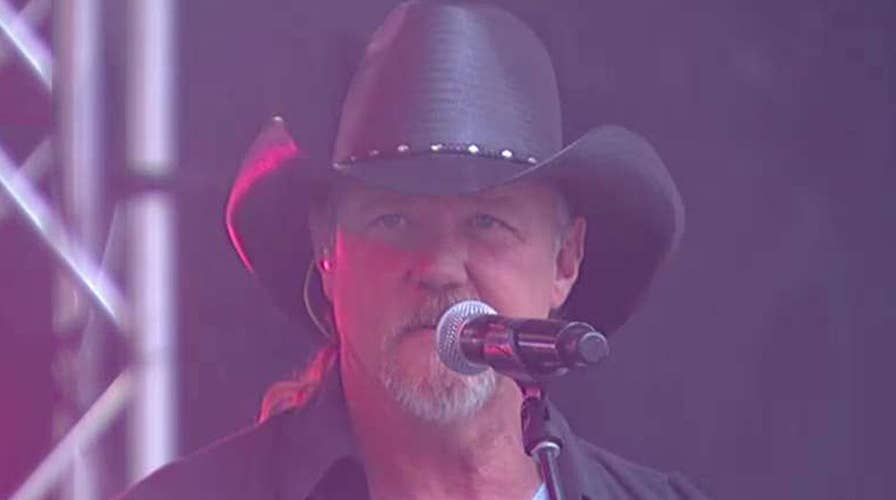 Trace Adkins performs 'Still a Soldier'