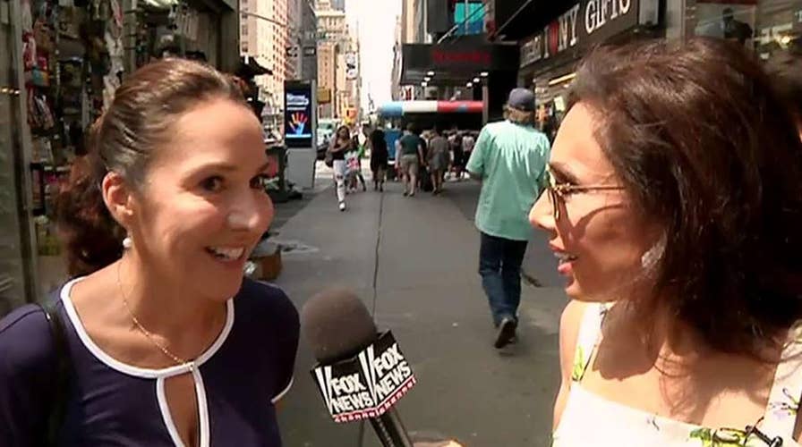 How do you find a rat in the White House?