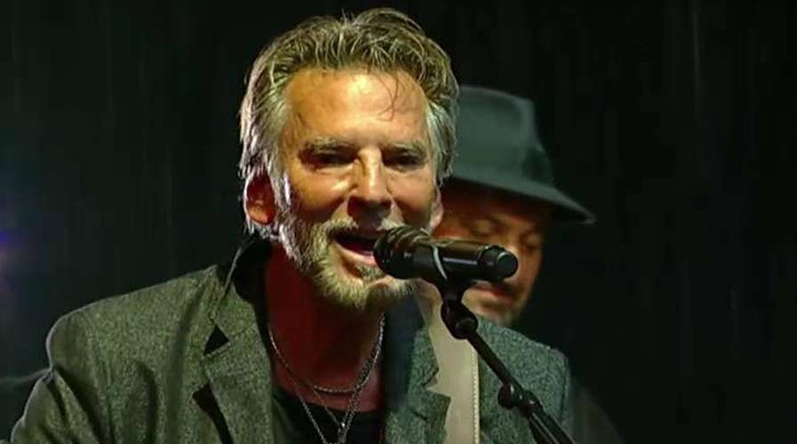 Kenny Loggins performs 'I'm Alright'