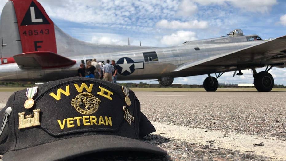 b 17 bomber flies