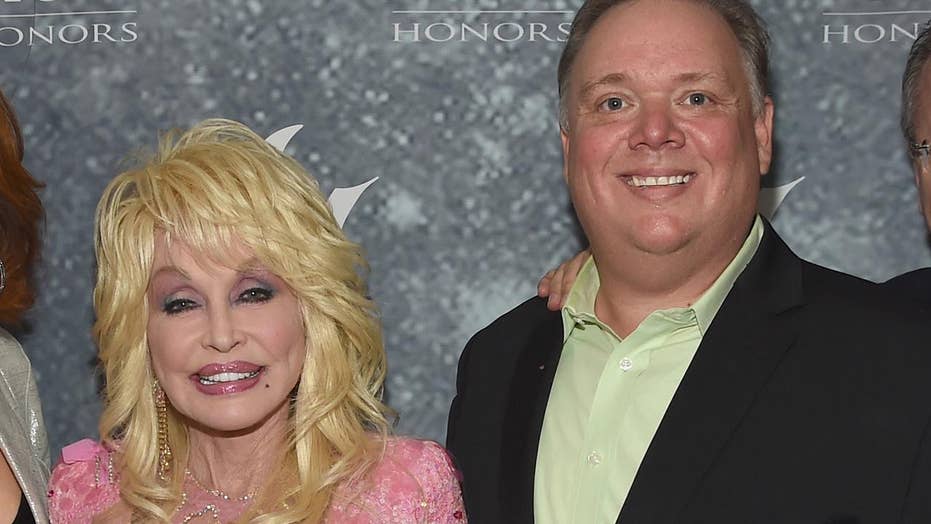 931px x 524px - Dolly Parton called out by sister for posing with axed publicist ...