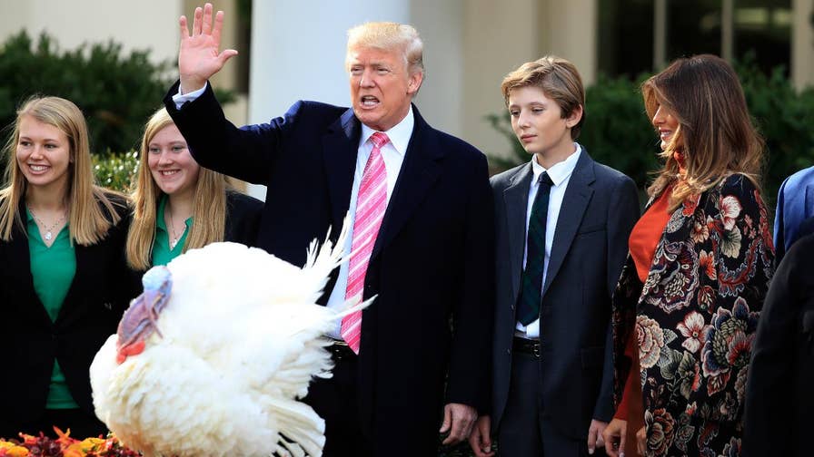 Resultado de imagen de donald trump pardoning the turkeys