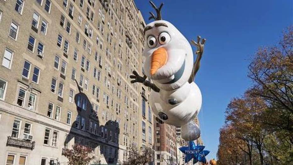 Macy's Thanksgiving Day Parade rolls on with balloons ...