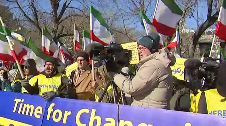 Rally held outside White House in support of Iran protests