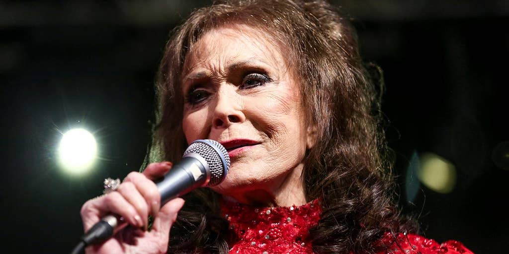 Loretta Lynn denies deathbed rumors