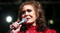Loretta Lynn denies tabloids' deathbed rumors: 'I'm an inch from taking 'em to Fist City'