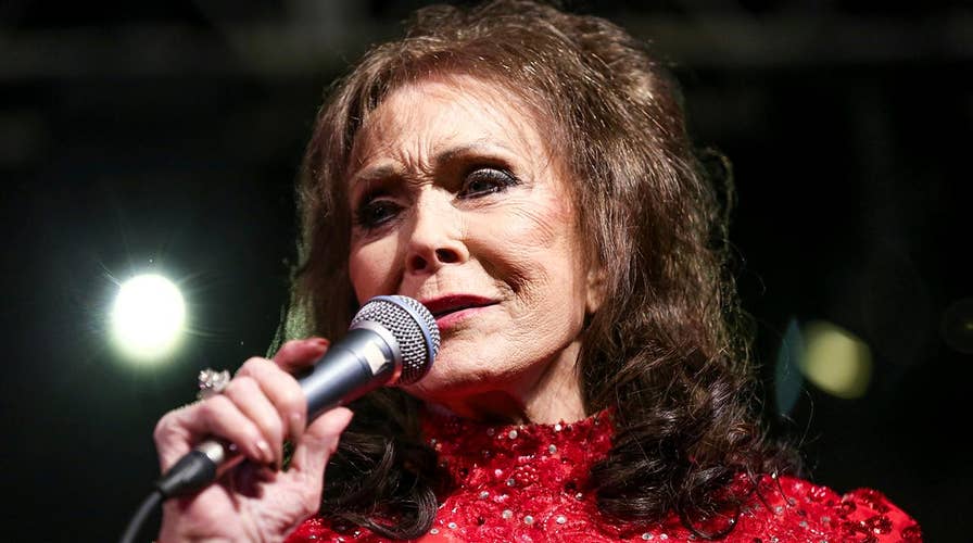 Country legend Loretta Lynn fractures her hip