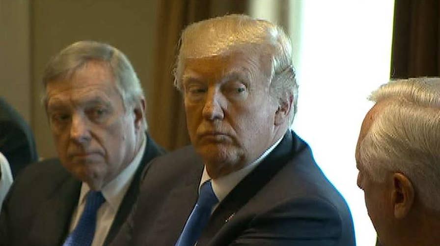 Trump hosts WH meeting as critics question his stability