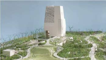 Obama makes in-person pitch for presidential center