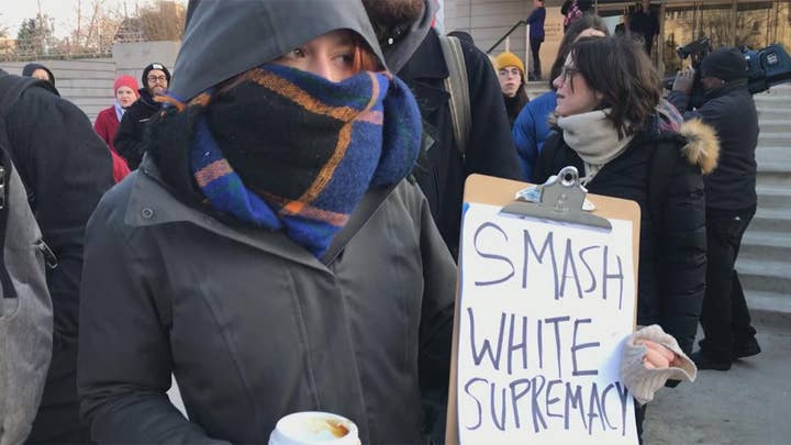 Students protest Steve Bannon at University of Chicago