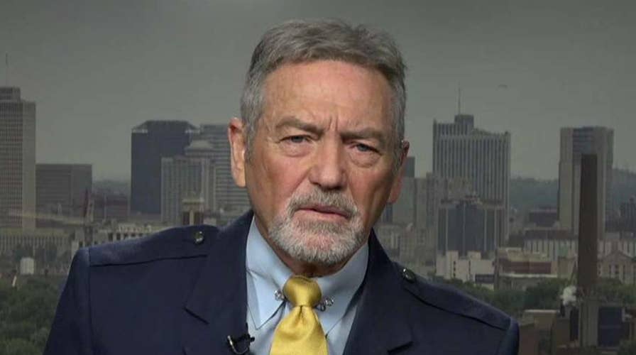 Larry Gatlin reacts to Huckabee's exit from the CMA board
