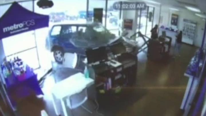 Driver crashes car into MetroPCS store in Dallas